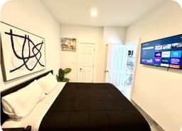 1 bed, kitchen & livingroom 1 block to beach, b1