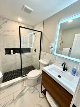 2 bedroom ,Steps to beach & boardwalk a4