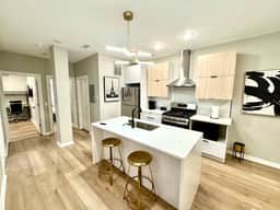 2 bedroom, kitchen 1block to beach ,parking.unit 8