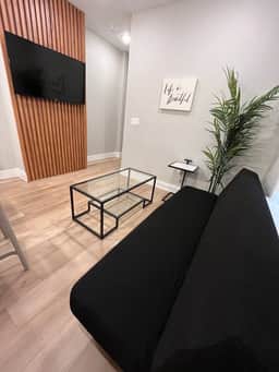 1 bedroom w/patio close to Wells Fargo arena