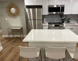 New 2 bedroom w/deck 2 block to beach & boardwalk