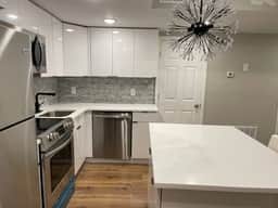 New 2 bedroom w/deck 2 block to beach & boardwalk