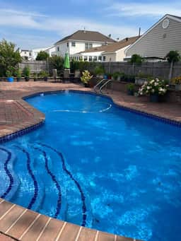 4 bedroom house with pool and backyard on bayside.
