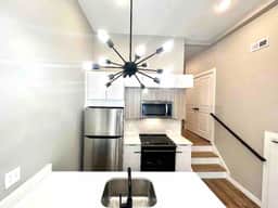Art museum area 2 bedroom bilevel big unit &yard.
