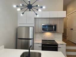 Art museum area 2 bedroom bilevel big unit &yard.