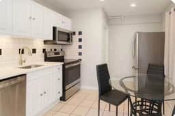 5 bedroom across from tropicana 1 block to beach