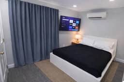 1 bedroom 1 block to tropicana casino, & beach.