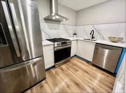 4 bedroom apartment, backyard, near convention.