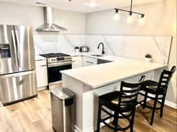 4 bedroom apartment, backyard, near convention.