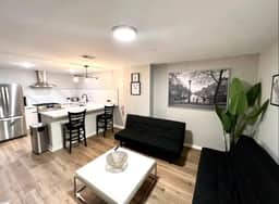 4 bedroom apartment, backyard, near convention.