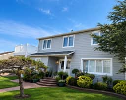 4 bedroom House with pool and deck close to bay.