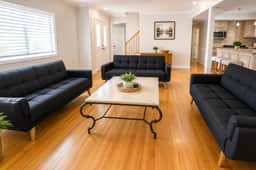4 bedroom House with pool and deck close to bay.