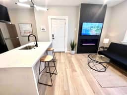 3 bedroom 1 block beach, full kitchen, livingroom.