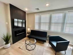 3 bedroom 1 block beach, full kitchen, livingroom.