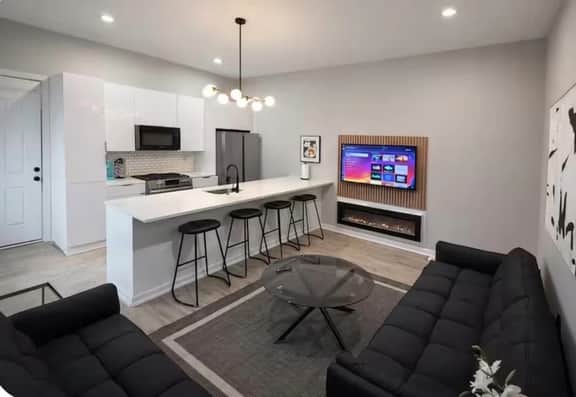 5 bedroom university area full kitchen, livingroom