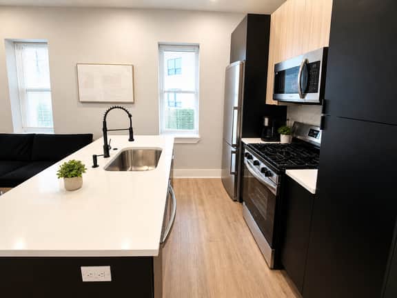 2 bedroom ,Steps to beach & boardwalk a4