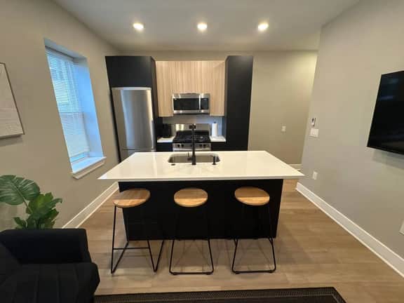2 bedroom ,Steps to beach & boardwalk a4