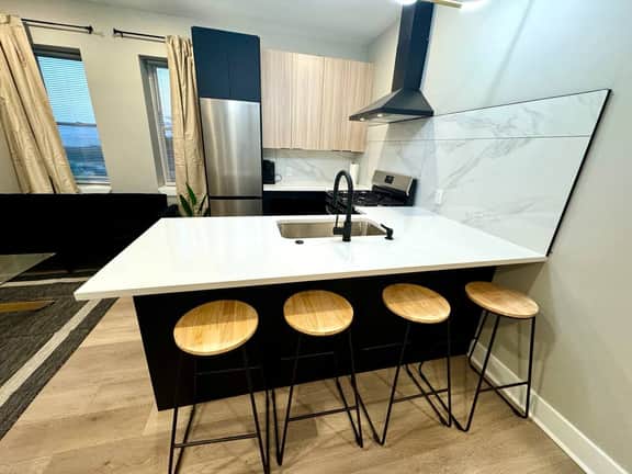 Beachblock 3bedroom, full kitchen, all new. 110 b1
