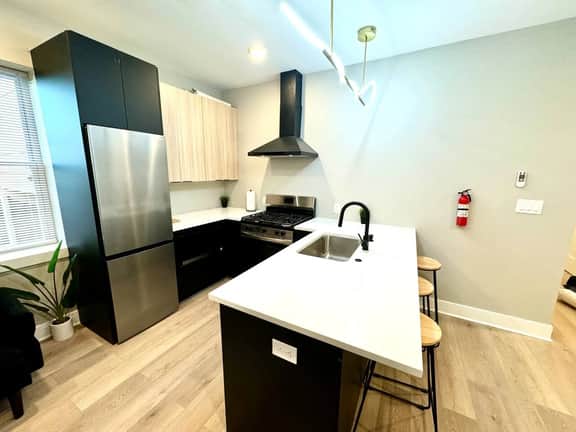 Beachblock 3bedroom, full kitchen, all new. 110 b1