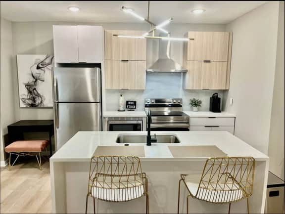 2 bedroom, 1 block beach, kitchen,livingroom. #3