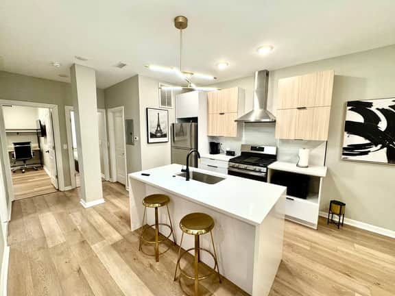 2 bedroom, kitchen 1block to beach ,parking.unit 8