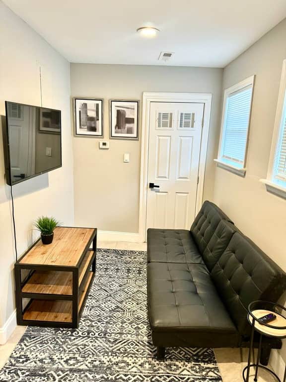 2 bedroom small house in university city sleeps 5.