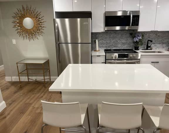 New 2 bedroom w/deck 2 block to beach & boardwalk
