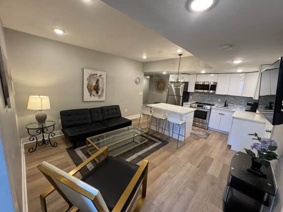 New 2 bedroom w/deck 2 block to beach & boardwalk