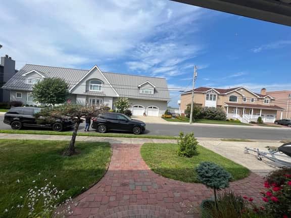4 bedroom house with pool and backyard on bayside.