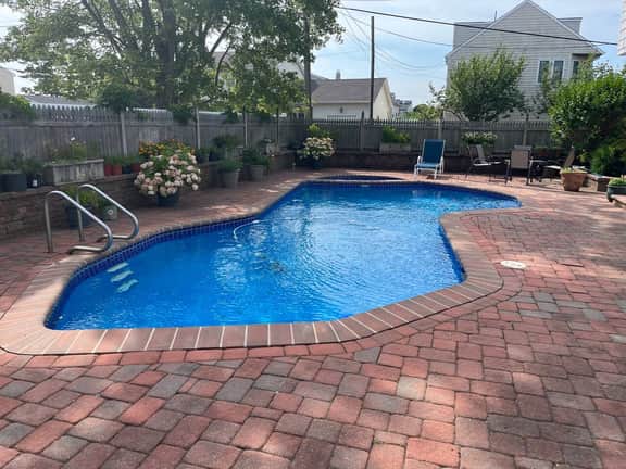 4 bedroom house with pool and backyard on bayside.