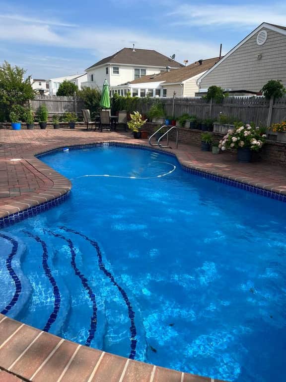 4 bedroom house with pool and backyard on bayside.
