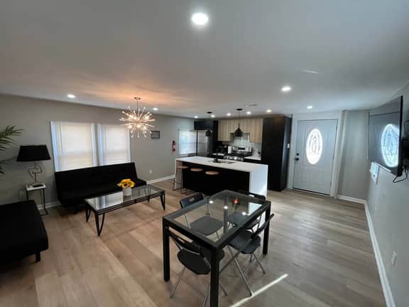 3 bedroom across from Tropicana, beach ,boardwalk.
