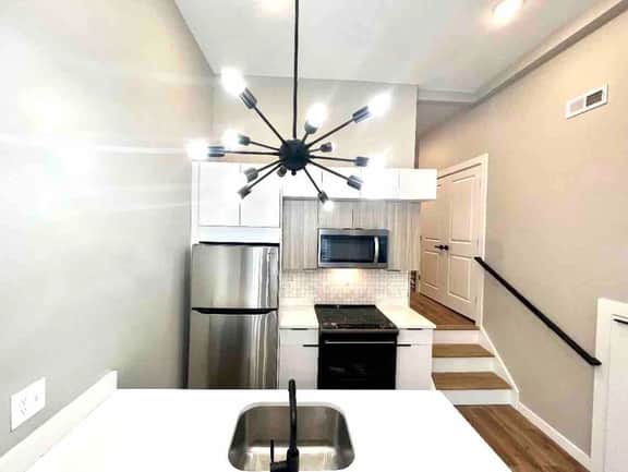 Art museum area 2 bedroom bilevel big unit &yard.