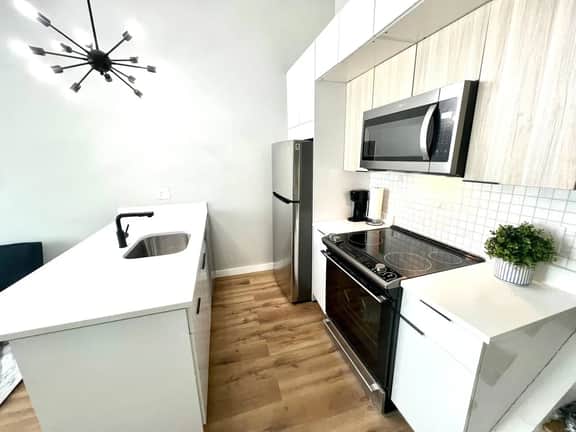 Art museum area 2 bedroom bilevel big unit &yard.