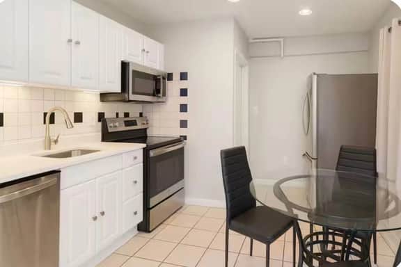 5 bedroom across from tropicana 1 block to beach