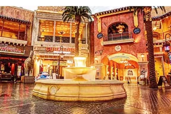 1 bedroom 1 block to tropicana casino, & beach.