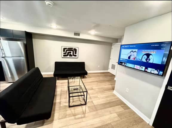 2 bedroom bi-level close to convention & city