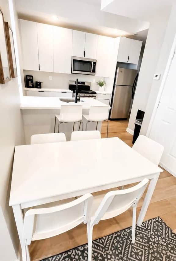 University area all new 3 bedroom livingroom.