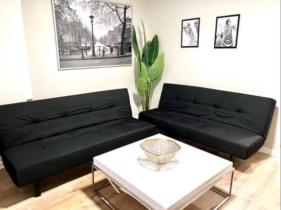 4 bedroom apartment, backyard, near convention.