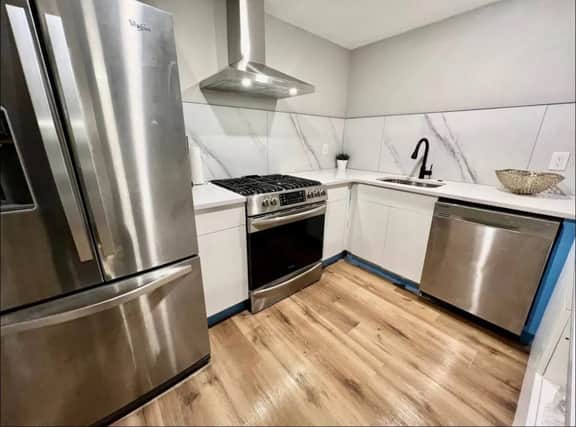 4 bedroom apartment, backyard, near convention.