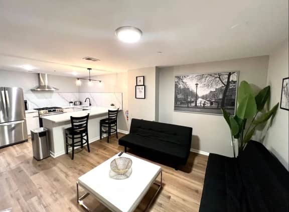 4 bedroom apartment, backyard, near convention.