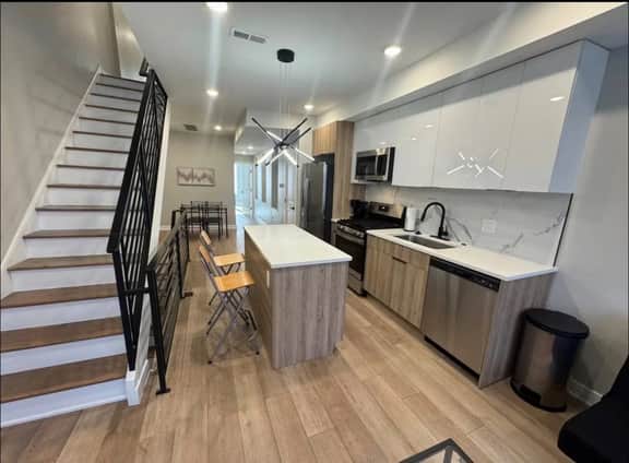 4 bedroom with rooftop close to Center City.