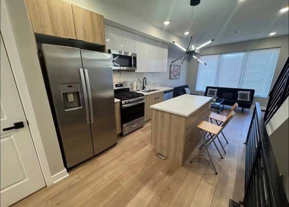 4 bedroom with rooftop close to Center City.
