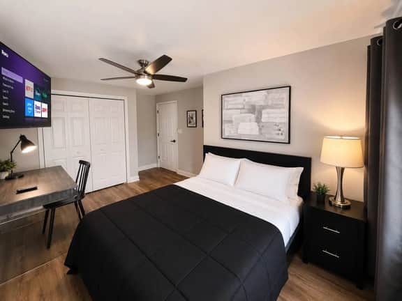 1bedroom kitchen living room near convention.
