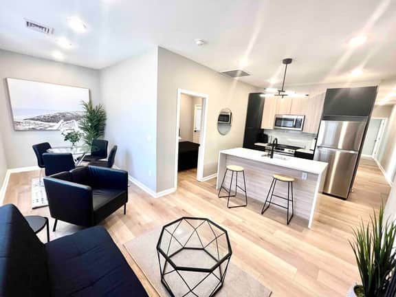 3 bedroom 1 block beach, full kitchen, livingroom.