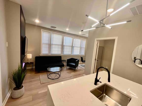 3 bedroom 1 block beach, full kitchen, livingroom.