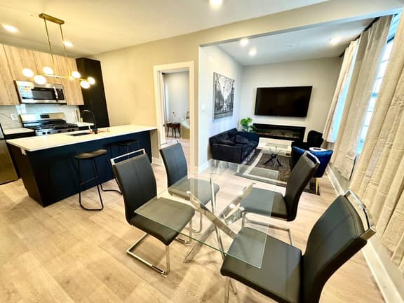 3bedroom 1block to beach 1