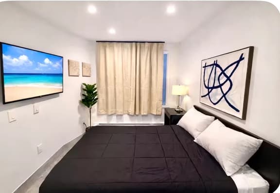 1 bed, kitchen & livingroom 1 block to beach, b1