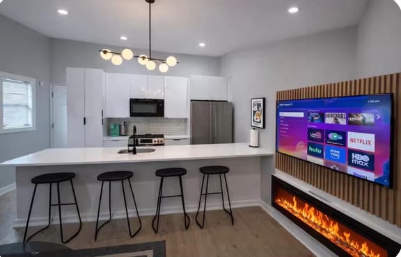 5 bedroom university area full kitchen, livingroom
