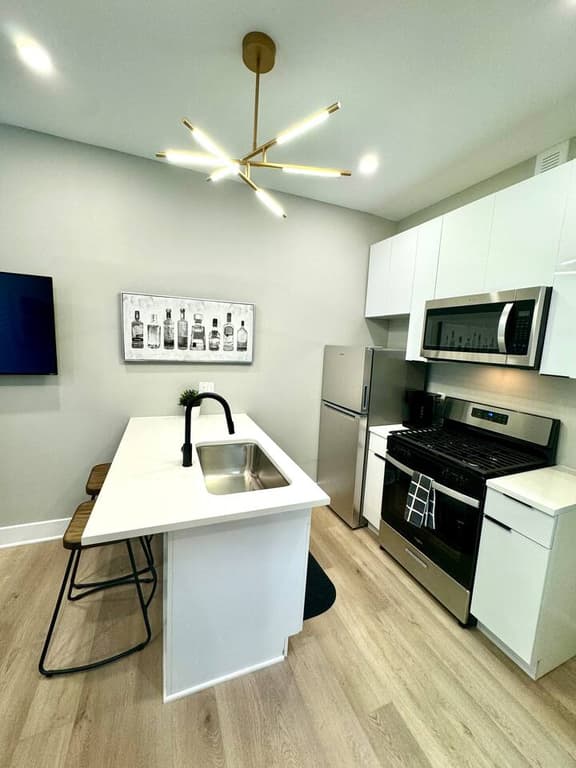 1 bed, kitchen, 1block to beach. Unit 10.